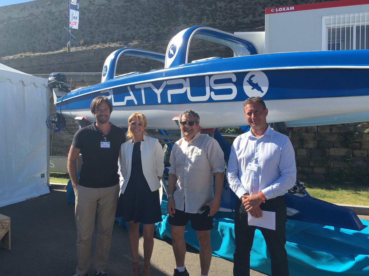 platypuscraft's tweet photo. @gillesboeuf devant le Proto de Platypus Craft à Brest 2016! https://t.co/cfyoZ4cd09