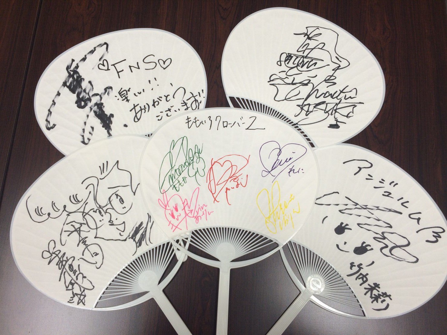 Fns歌謡祭 公式 Fns裏実況番組 心のベストテン Fodにて配信中 ゲストのサイン入りうちわをフジメロでプレゼント 携帯でアクセス T Co Gk4g0bkywf Fnsうたの夏まつり