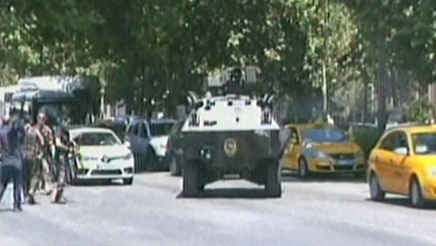 SON DAKİKA: Ankara Adliyesi önünde silah sesi ve büyük hareketlilik! hry.yt/zVfuv