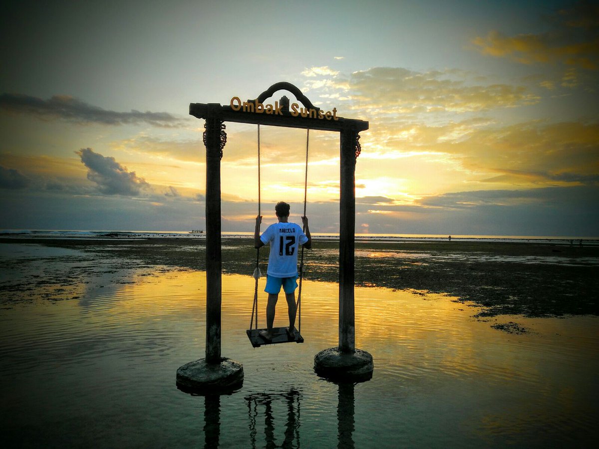 realmadriden's tweet photo. 🌄⚽🇮🇩

#RMFans in Gili Trawangan, Indonesia!

#HalaMadrid https://t.co/bG9RQGcdIT