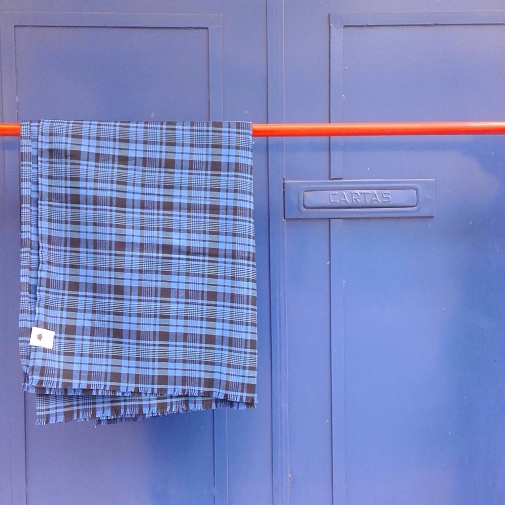 mantarrayaok's tweet image. Arrancamos una semana de frio ❄️❄️❄️❄️❄️❄️#poncho #manta #azul #escoces #urbano #street #azules #frio #invierno2016