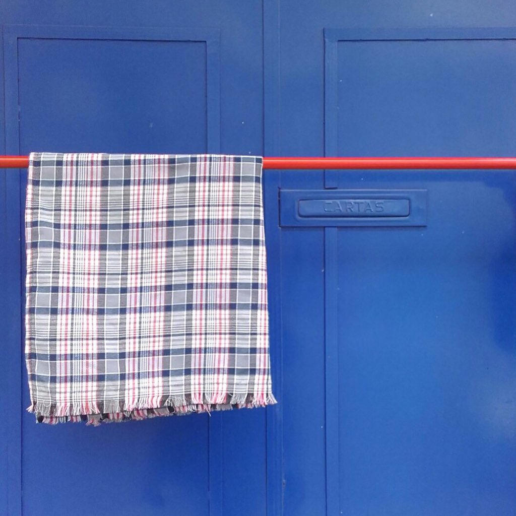 mantarrayaok's tweet image. Arrancamos una semana de frio ❄️❄️❄️❄️❄️❄️#poncho #manta #azul #escoces #urbano #street #azules #frio #invierno2016