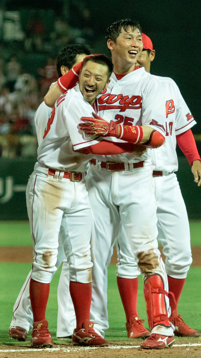 おーえむ 新井と菊池 お客さんへの一礼の前に 16 07 18 マツダスタジアム 新井貴浩 菊池涼介 おーえむ 新井と菊池 お客さんへの一礼の前に 16 07 18 マツダスタジアム 新井貴浩 菊池涼介