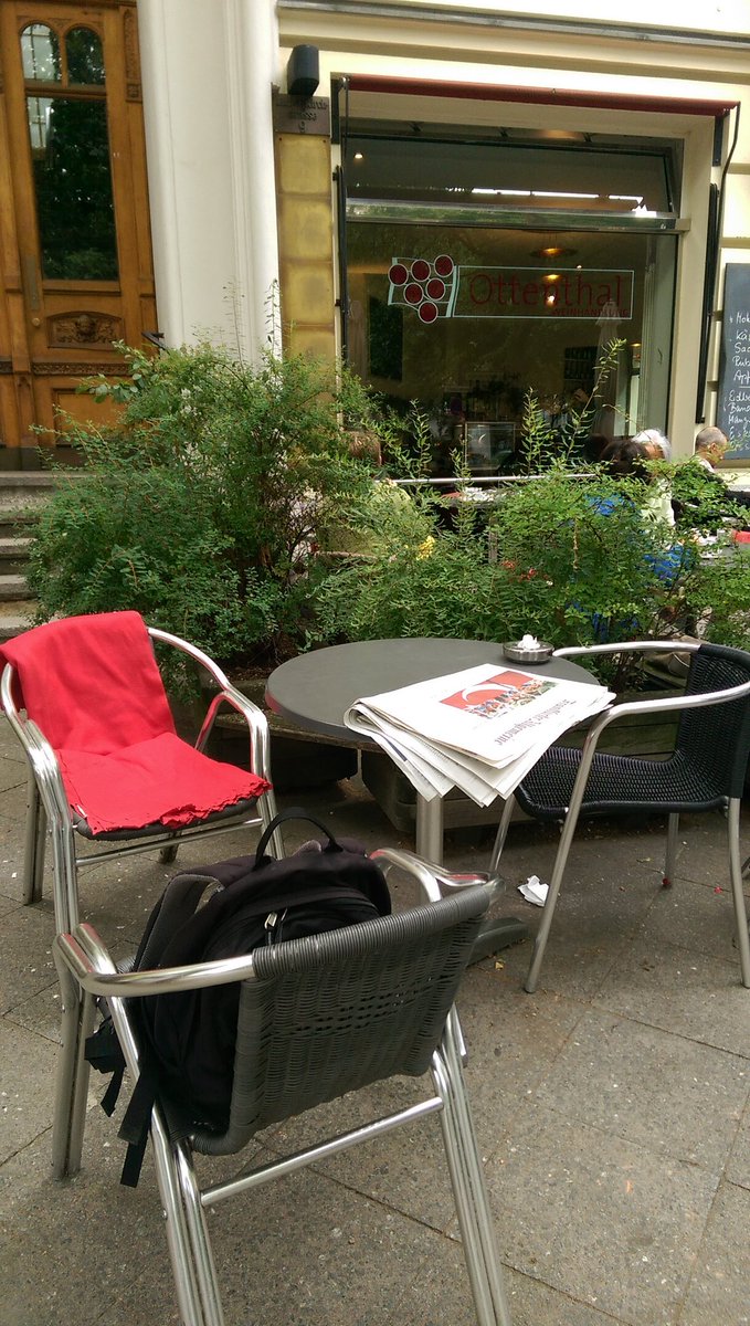 PostelGert's tweet image. Hier saßen bis vor kurzen eine #Psychiaterin und ein Psychiaterenttarner.

#Kompetenzsimulation
#Hochstapler