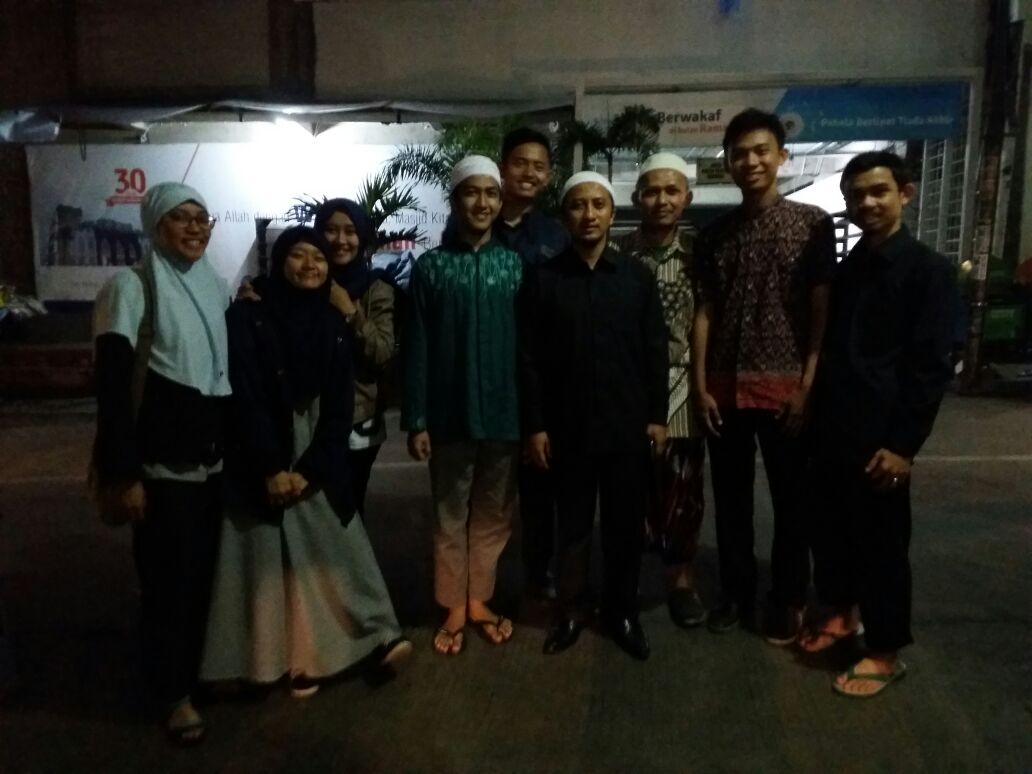 Berharap bisa foto bareng pas ustadz <a href="/Yusuf_Mansur/">Yusuf Mansur</a> di masjid DT, malah beliau yg mendatangi pas lagi makan di warung