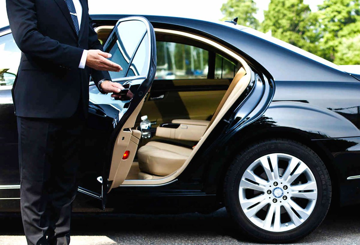 inter_taxis's tweet photo. Le #luxe est un indispensable pour nous. Faîtes confiance aux services d’ #Intertaxis. https://t.co/iRX8Ad3x7Q