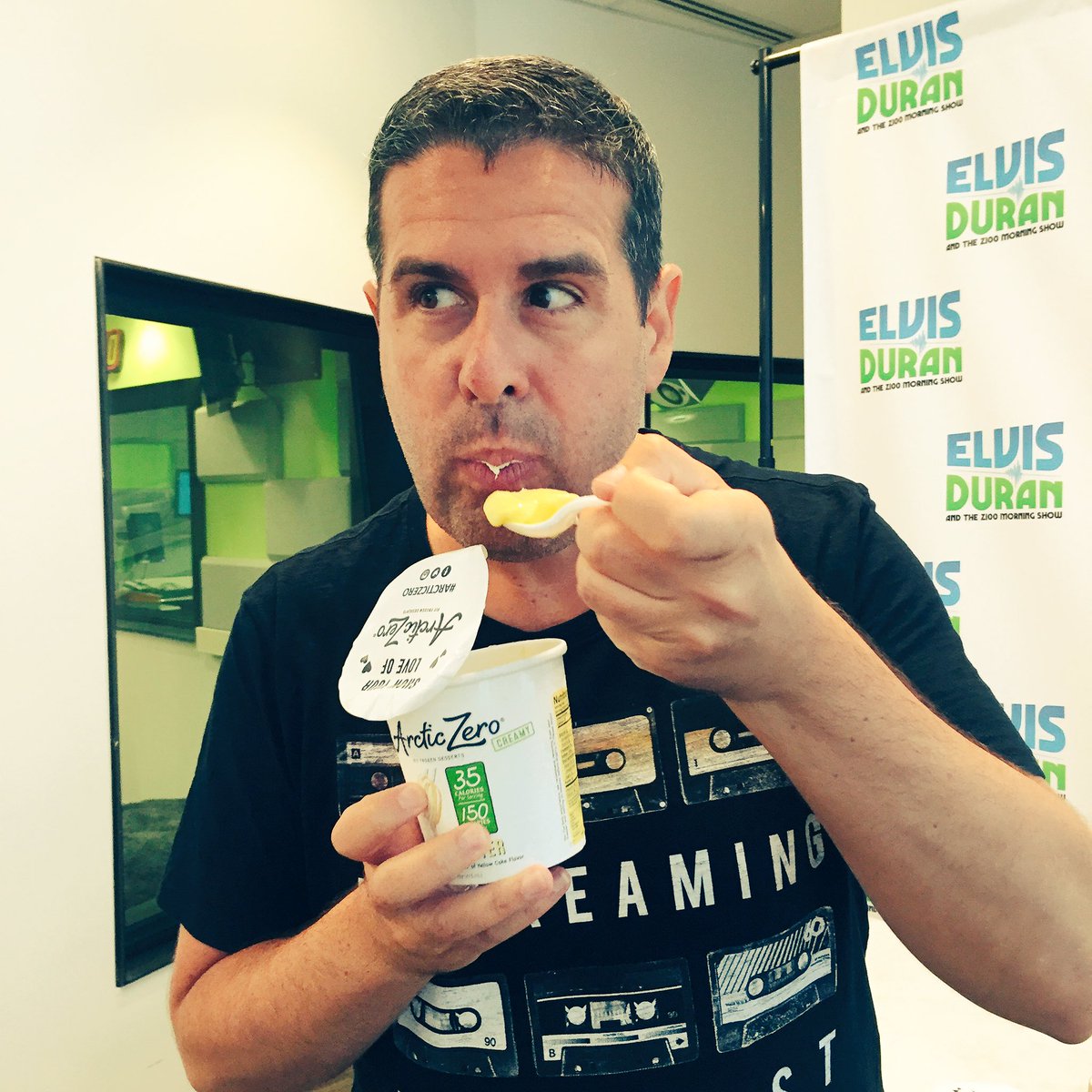 SkeeryJones's tweet photo. Caught eating outta the container AGAIN! #arcticzero @MyArcticZero #NiceCream https://t.co/QNg3Boy56Q