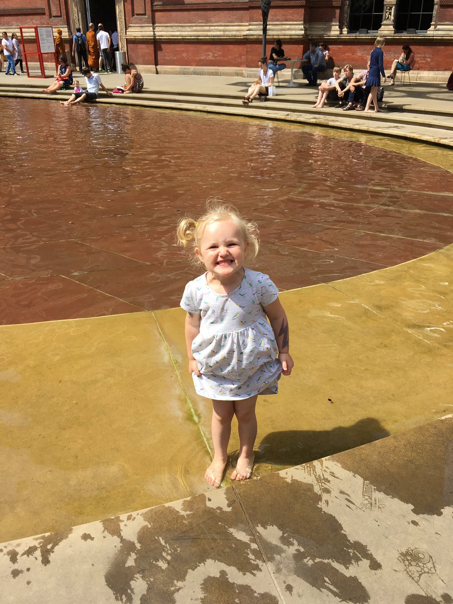 vaginakite's tweet photo. Having a splash @V_and_A  #sunnydays https://t.co/mC7N8hZCP2