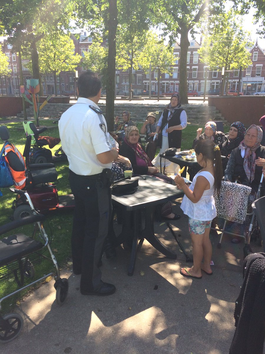 Handhaving_010's tweet photo. Stadswachten informeren burgers in het #Afrikaanderpark om geen vogels te #voeren. Hier komen #ratten op af! ^DvD https://t.co/zRjqKNsYY6
