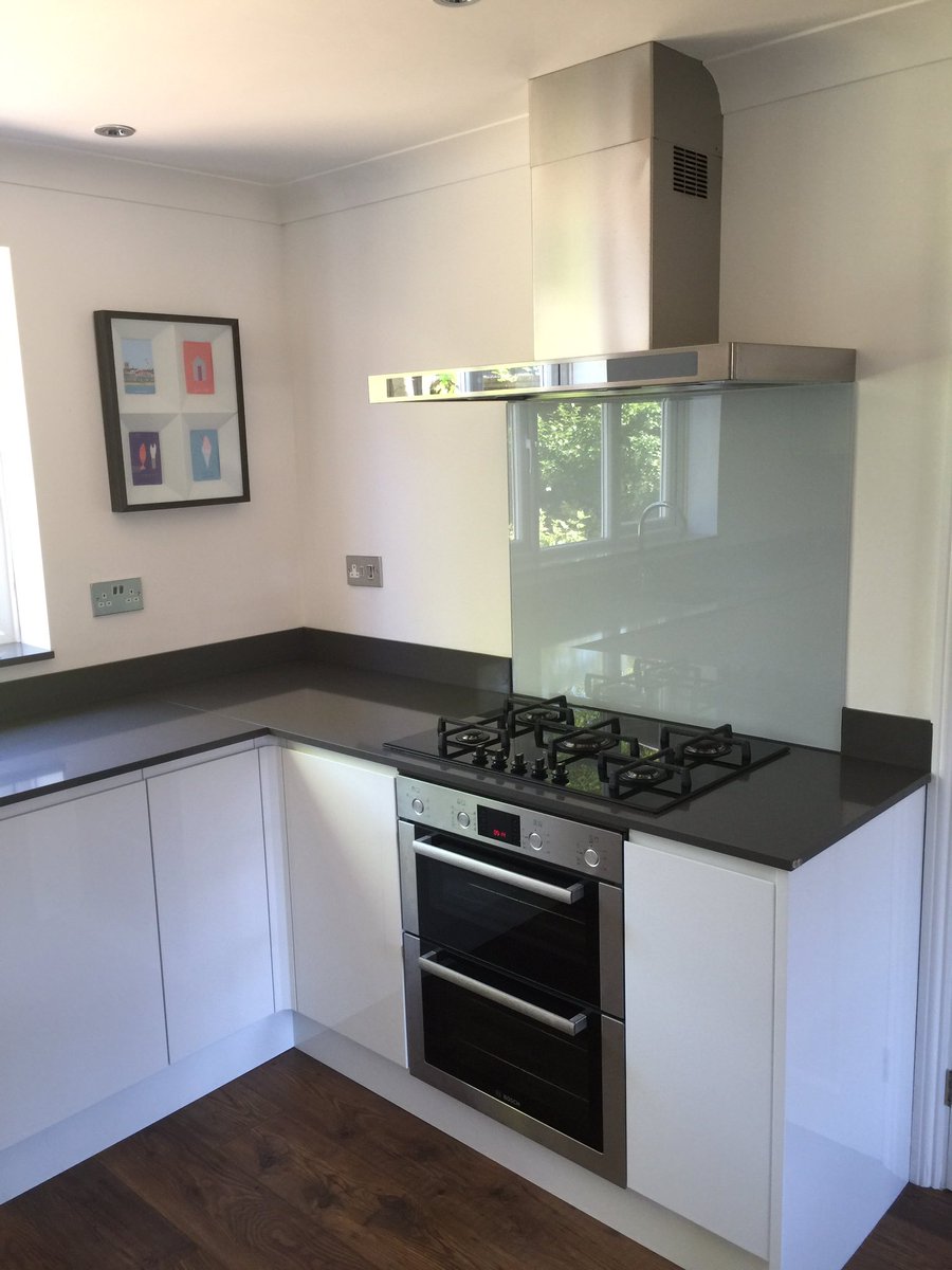 DavidBialan's tweet photo. Pewter Quartz tops High Gloss Pronto Doors @bacomponents @idsurfaces @bushboard @HafeleUK @RangemasterUK @BoschUK https://t.co/pbTAhSZSc8