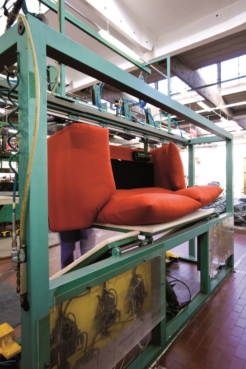 Cassina's tweet photo. A classic in the making… Maralunga sofa by Vico Magistretti. #design #MedaMade https://t.co/l2h4Q1fJaQ