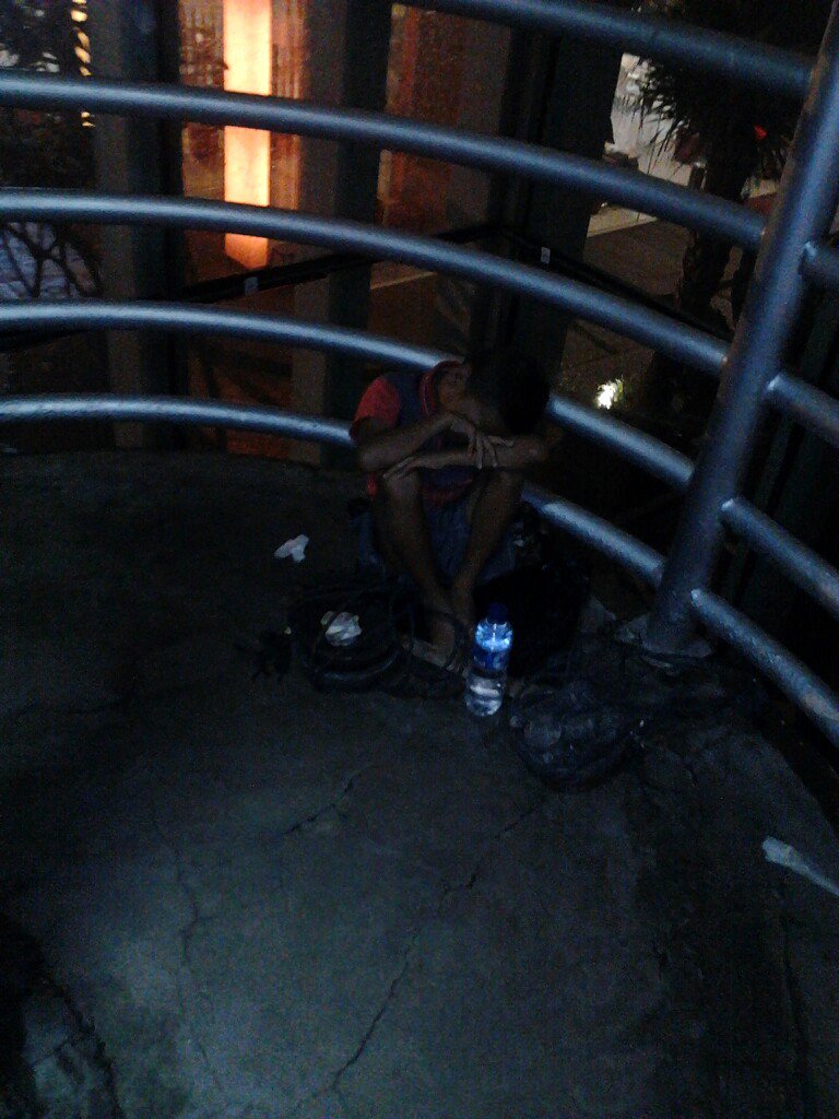 WIWimtarus's tweet photo. @Dinsos_BDG @ridwankamil the children must have education. please advise in jembatan penyebrangan BIP #jualMutu https://t.co/jfVC4Qg3dS