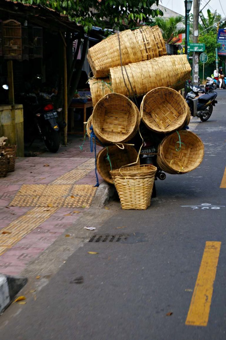 Adventures_Asia's tweet photo. Motorbikes in South East Asia - Where 2 wheels are better than 4! https://t.co/ofXiE6vG4h via @VickiLouise86 https://t.co/bY9DgY5dY1