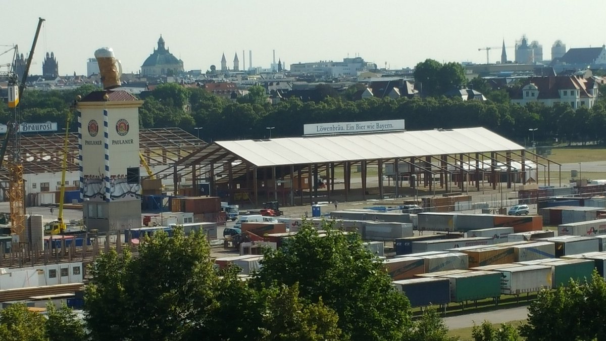 De bouw van het Oktoberfest 2016 is alweer in volle gang!  <a href="/careernautME/">Mustafa Erdal</a>
