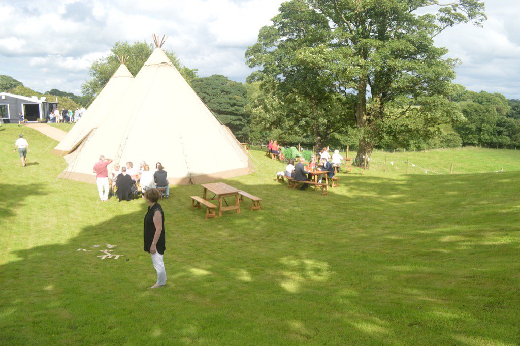 GMBespokeEvents's tweet image. Great wedding garden party on Saturday thanks to @teepeetenthire #wedding #teepee