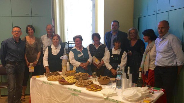 StampaVCO's tweet photo. Valgrande, con i “Sentieri del gusto” la polenta di Beura è regina in tavola https://t.co/IB0c4eZB1z https://t.co/HfLR1GOdYQ