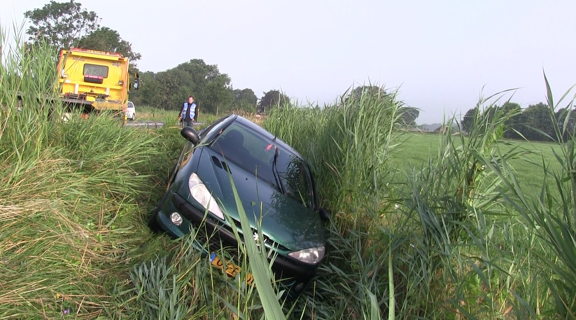 Hulpdiensten rukken uit voor lege auto in de sloot 0522.nl/hulpdiensten-r…