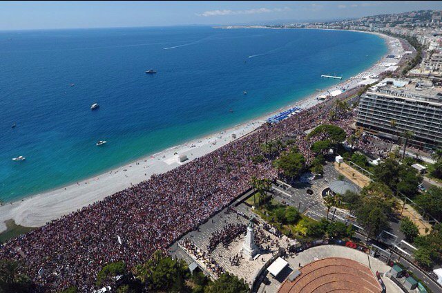 Wow. The crowd on #Nice Promenade for the minute of silence.