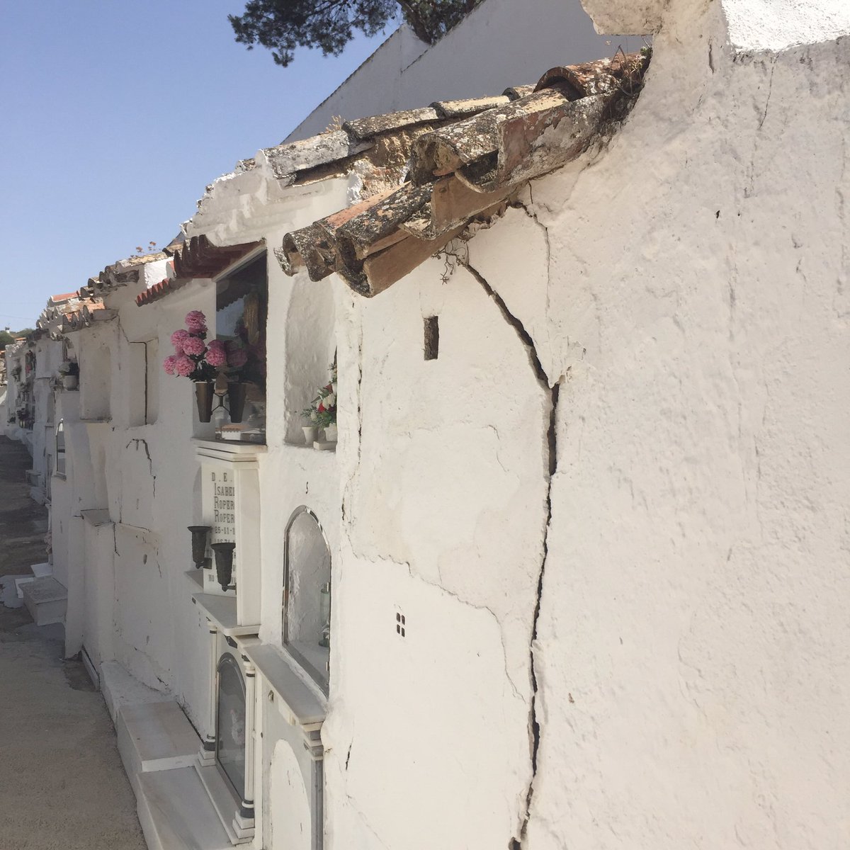 SEMATrabuco's tweet photo. Mañana se le dará un pequeño "arreglo" al antiguo cementerio, ya q hay algunos nichos en riesgo de derrumbe. https://t.co/5nycN0uZhG