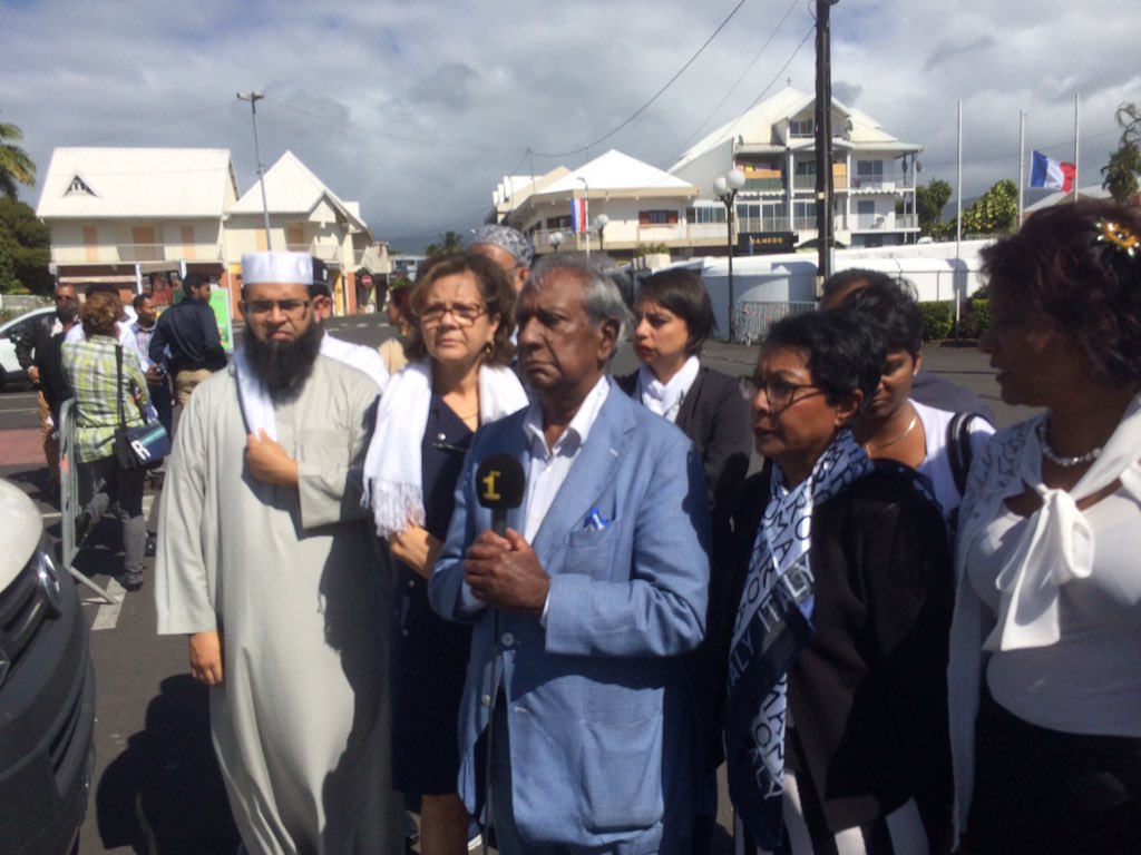 saintandrere's tweet photo. Une minute de silence en hommage aux attentat de Nice ce matin à saint-André #NiceAttentat #AttentatNice https://t.co/ubVRRA6HuL