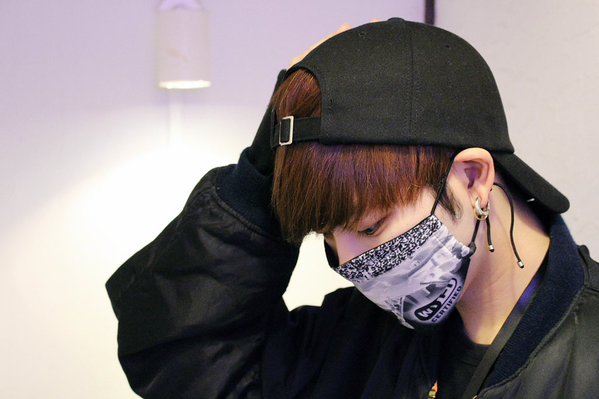 StealBoyStyle's tweet photo. TREND: ผ้าปิดปาก
จริงๆเป็นสิ่งที่ใช้กันเป็นปรกติในประเทศอากาศเย็น
1) ใช้เวลาไม่แต่งหน้า
2) ใช้เวลาสภาพอากาศไม่ดี https://t.co/OKK1fdZb1R