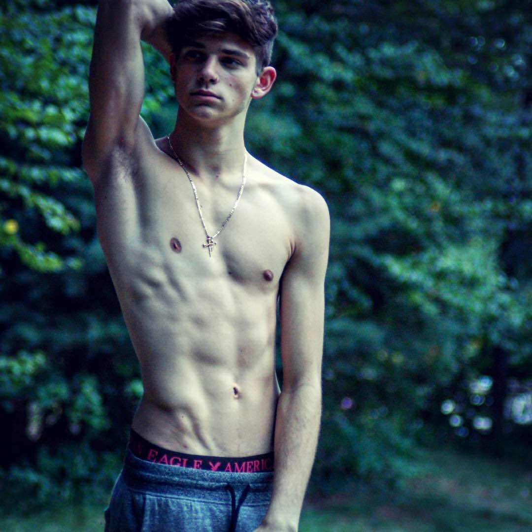 broxester's tweet image. Todo estaba rodeado del verdor de los árboles, el Bosque Prohibido aclamaba por atención, y yo entré para recibirlo.