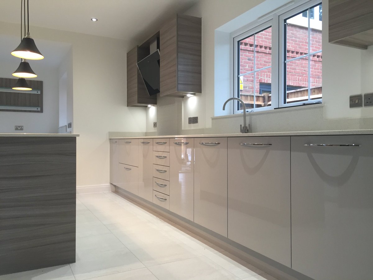 KitInStyle's tweet image. We love our contemporary kitchens! Especially with stunning 20mm Q-Stone worktops by @stone_circleUK #KIScadnam