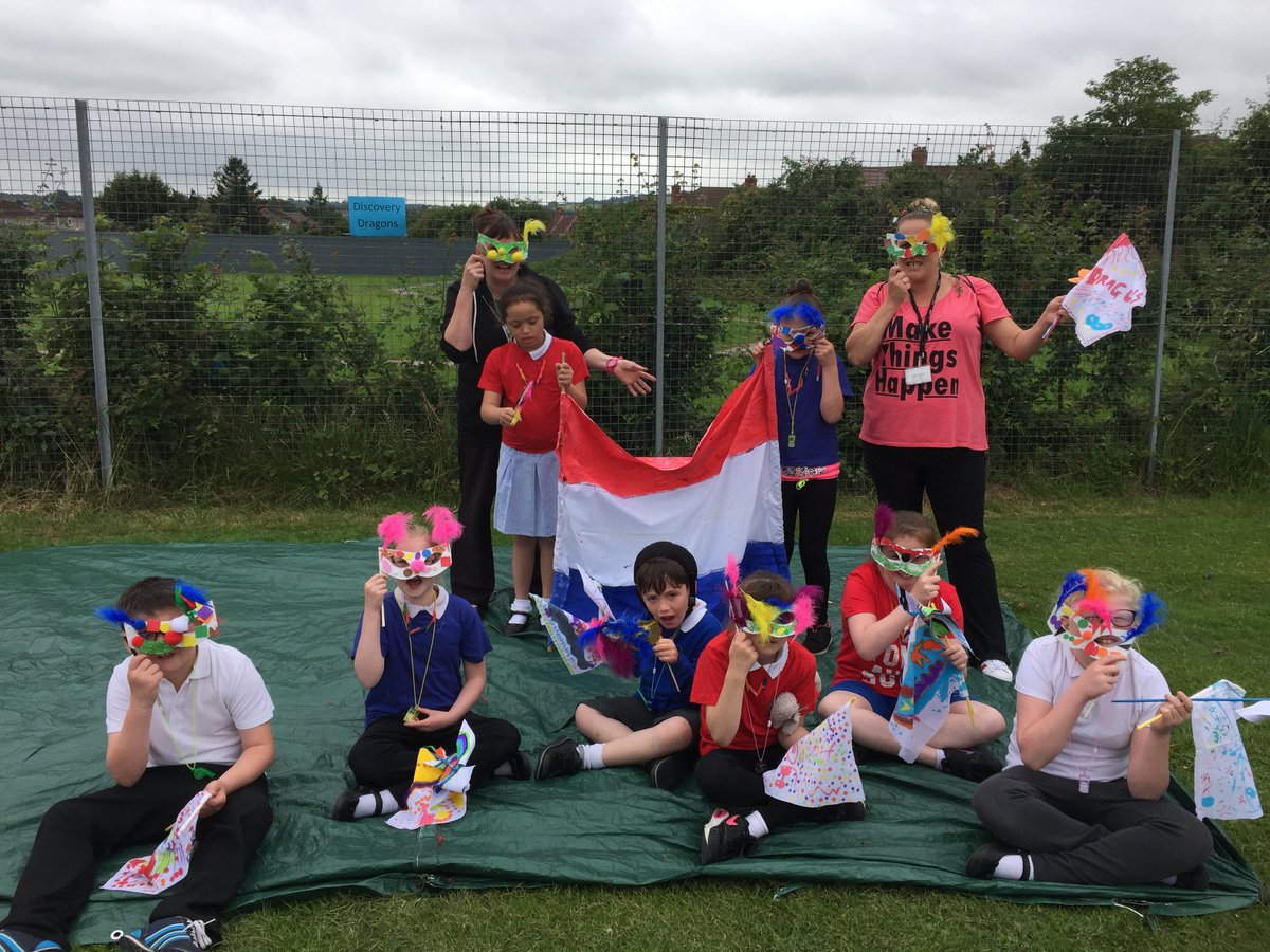 knowle_dge's tweet photo. A beautiful photo of discovery dragons taking part in the Knowle park Rio carnival. We were representing Holland https://t.co/q9c2bvqJ5r