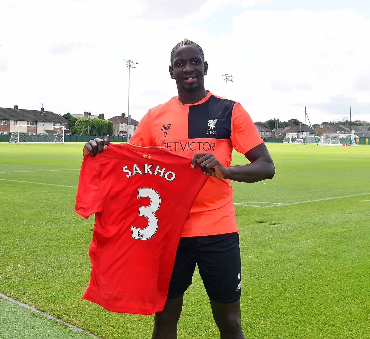LFC's tweet photo. #LFC's @mamadousakho takes the No.3⃣ shirt - and offers to sign 2016/17 'Sakho 17' jerseys: https://t.co/e6BXAHa8GE https://t.co/Rm4rH9DAvc