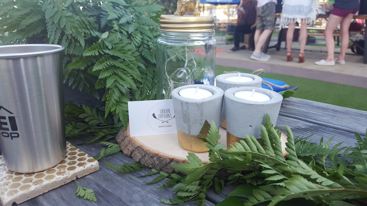 TheUrbanOrphans's tweet photo. Great table scape collab w/ @BYT @taffyfloral @REI last night for the Wild Kitchen Dinner Series! #unitedoutside https://t.co/NUyaCTTpn6