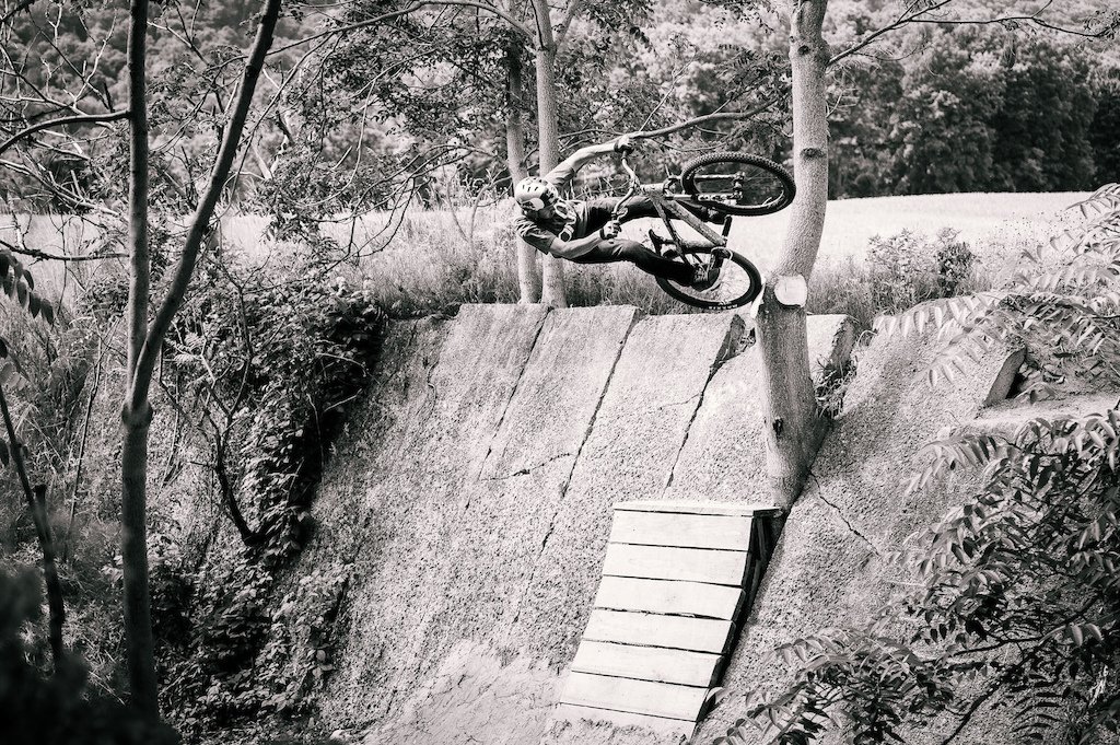 #PinkbikePOD - <a href="/Chaselife/">Aaron Chase</a> a pioneer, bringing street to the mountain: pinkbike.com/photo/11623738/