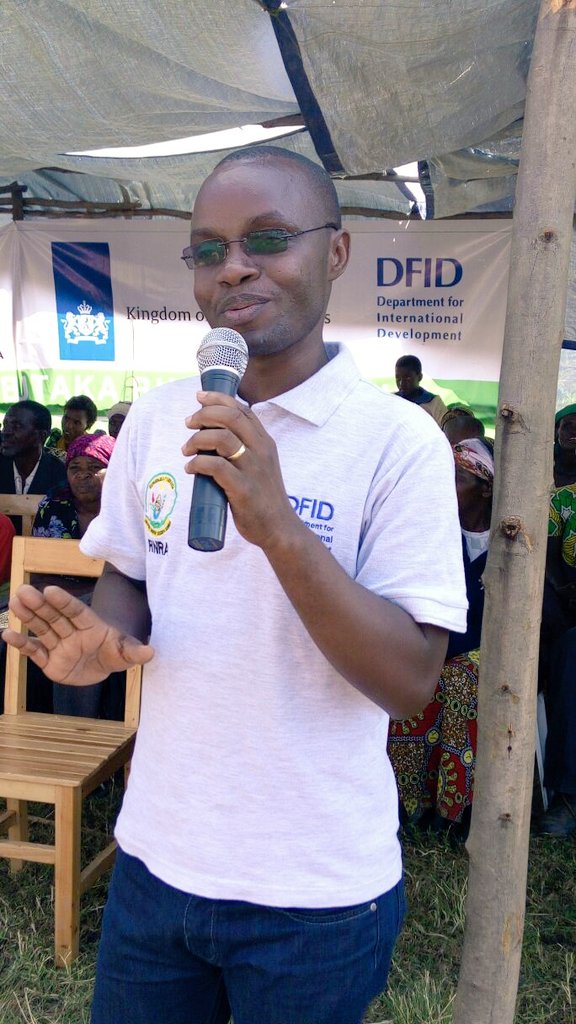 Tkanobana's tweet image. DRLT @SMUYOMBANO replying to the questions asked by #kibilizi citizens in #Landweek2016  @NYAMAGABE @Lands_Rwanda