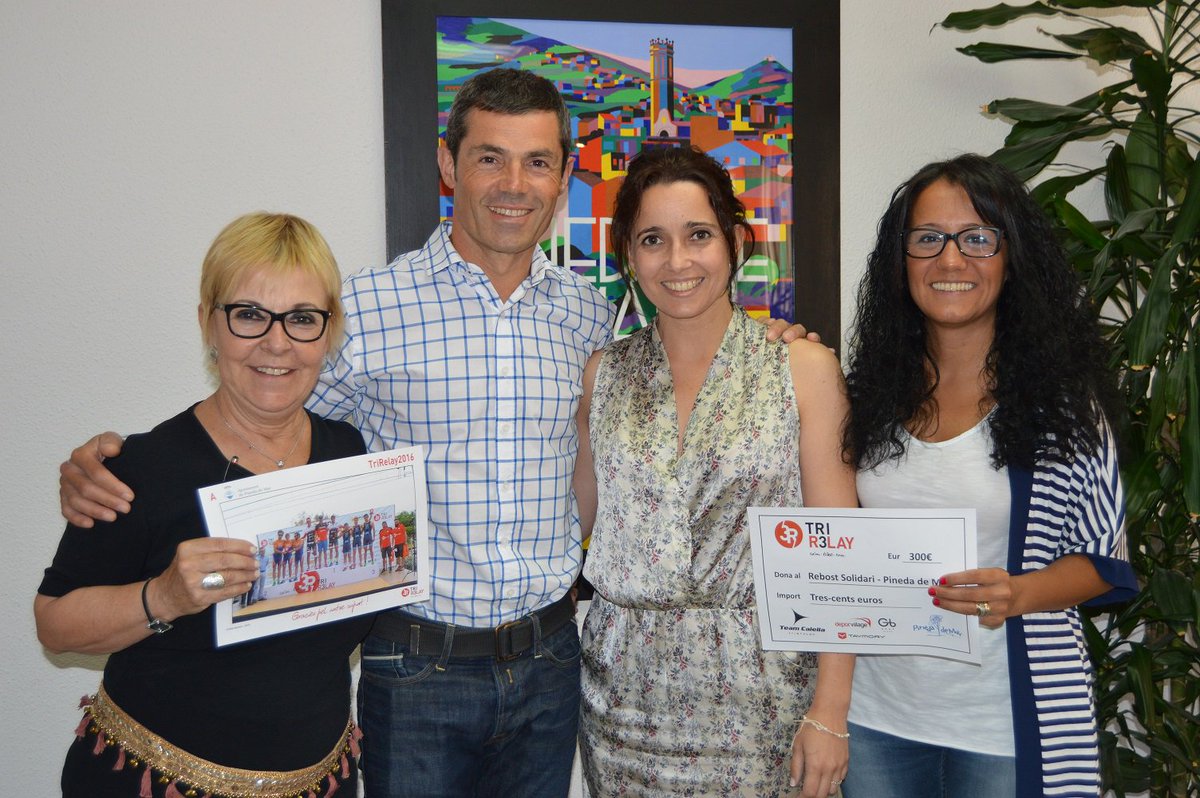 El <a href="/teamcalella/">TeamCalellaTriathlon</a> ha entregat 300 € <a href="/Trirelay/">TriRelay</a> per al Rebost Solidari de #Pinedademar