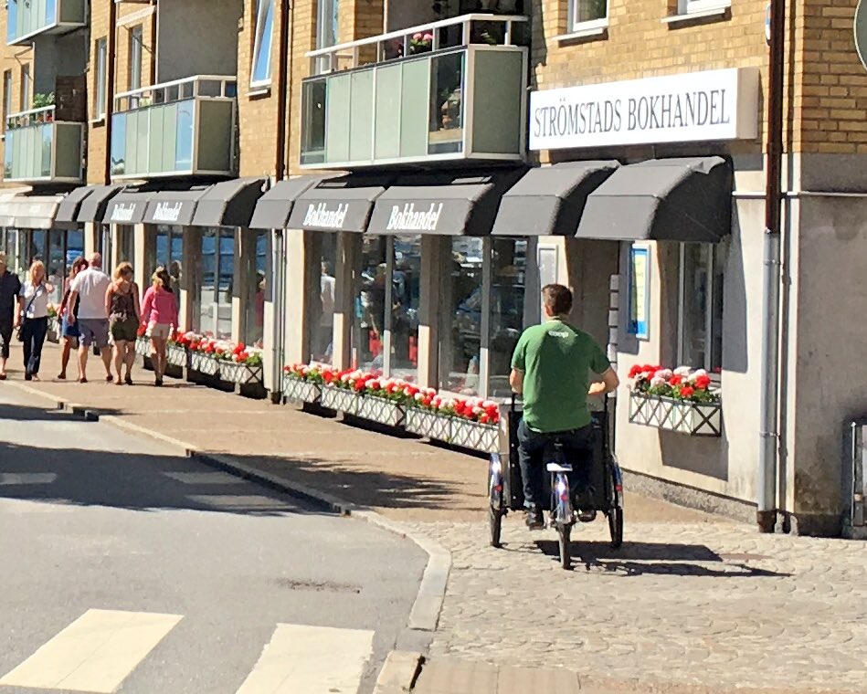 Urban logistics by <a href="/CoopSverige/">CoopSverige</a> in #Strömstad.. 👌 

#lastcykel #cargobike
