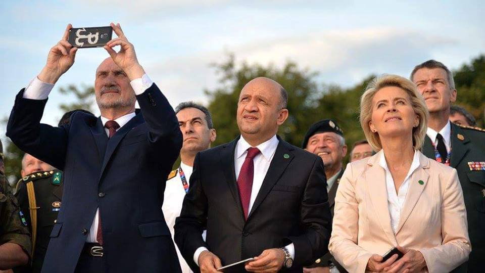 radicalfanspl's tweet photo. Zdjęcie od kolejnego fana naszych #etui na telefon ;) radicalfans.pl #radicalfans #polska #macierewicz #pw https://t.co/MaQ2DEU67w