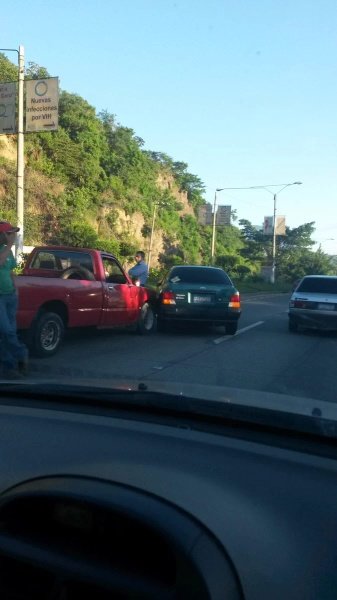 GasNRoad's tweet photo. #TraficoSV por accidente antes de llegar a terminal del sur, sentido de Comalapa  #ManejaInformado Via @LuisRamosSV https://t.co/IkC4LesRbT