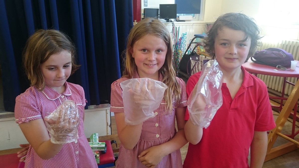 YEAR4_2016's tweet photo. Learning how to cool a burn, call 999 for help and cover a burn in clear plastic @Burnscollective @marlboroughpri https://t.co/qzExs4VSyc