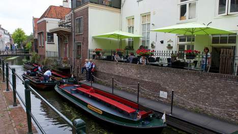 adacredactie's tweet photo. Rijdes aan de Gracht: 'Eerst een kop koffie en dan met de boot mee' https://t.co/XGLNZcgHcx #terras033 https://t.co/jiq4LKkckE