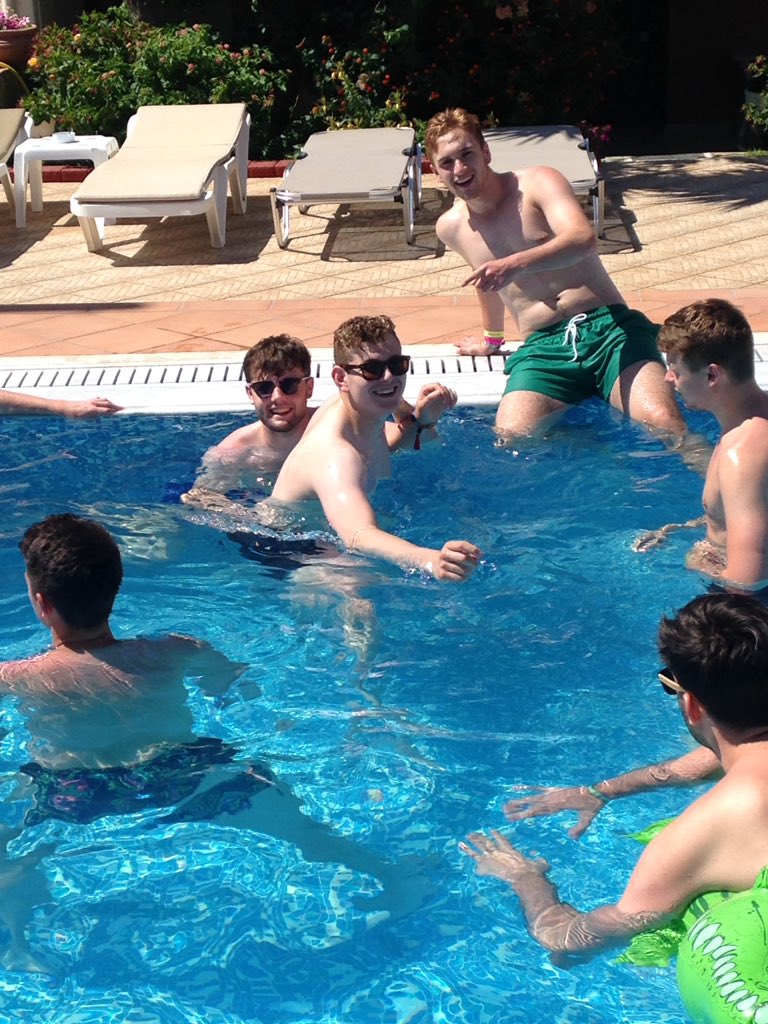 PoolAllDay's tweet photo. Pool with friends https://t.co/GlVLReZBVj