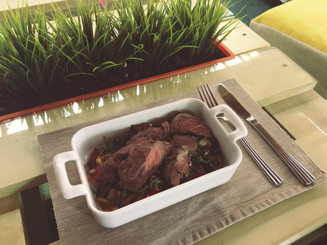 Fabrika_Kitchen's tweet image. Отличный день, чтобы порадовать себя фирменной говядиной с классическим рататуем от наших поваров. 😉 #SummerVeranda