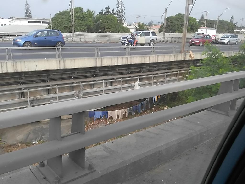 vainillaberryec's tweet photo. @comunidadgye puente unidad nacional lo utilizan de vivienda, aviso a organismos encargados. https://t.co/EFIL0Qeg3E