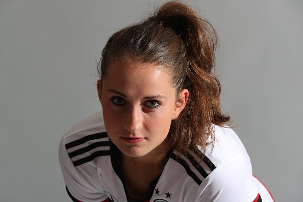 Patrick On Twitter Sara Däbritz During The DFBfrauen Team Photoshoot.