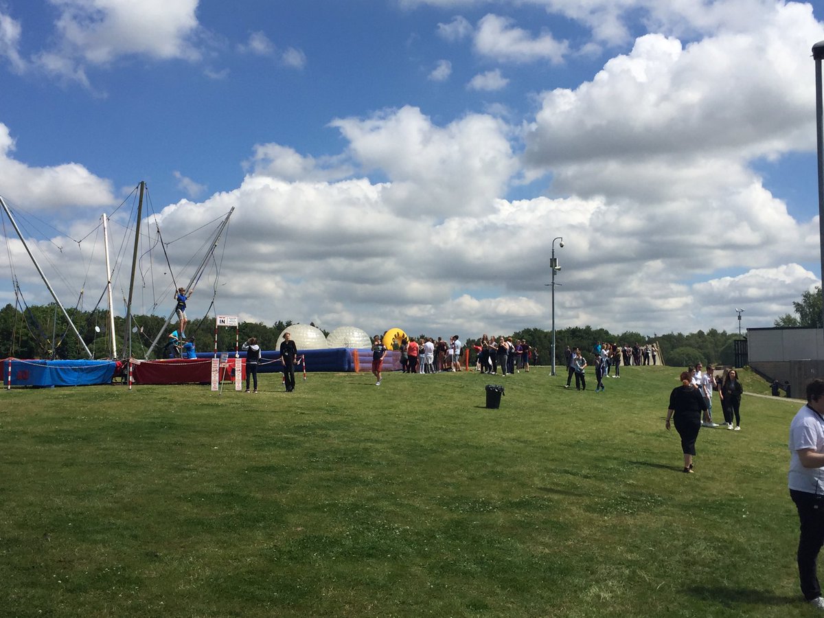 MrsKershaw3011's tweet photo. Fab time had by all at #NethFest today! Big thanks to @paisleysundae for their epic performance! https://t.co/P0lrfBlA5p