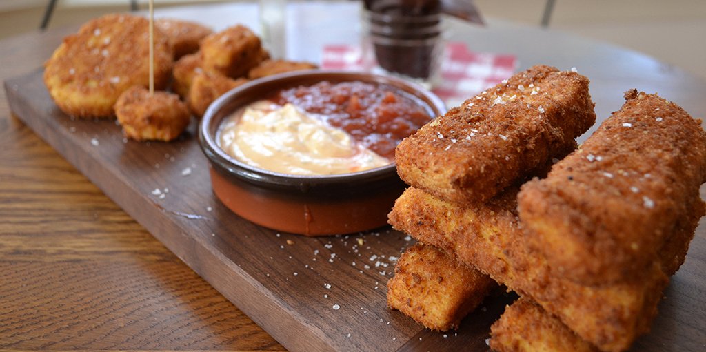 KamsChiliSauce's tweet image. Use #KamsChiliSauce for #Breakfastlunchanddinner
#cheesegrits Stixs with chili sauce dipping! #southerngrits