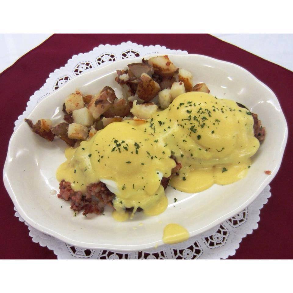YoungsRestrnt's tweet photo. Anyone up for some delicious Irish Benedict this morning? #breakfast #delicious #foodie #newhampshire #eatatyoungs https://t.co/yuQtvnzhin