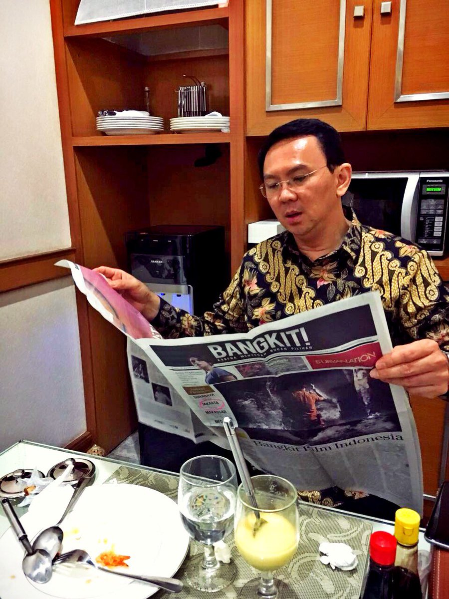 Baca undangan, pak..