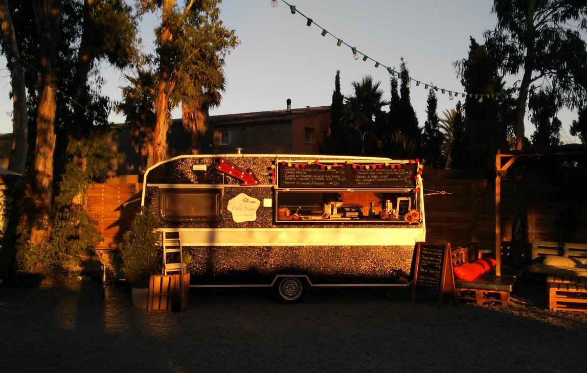 Sense filtres. La màgica llum de l'Emporada...🌅 Tota la setmana, de 18h a 01h, ens trobareu al <a href="/347StreetFood/">347 Street Food Park</a>