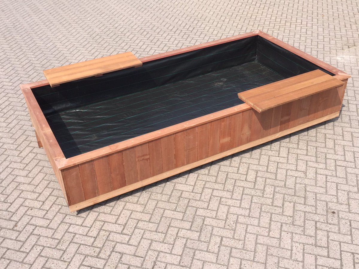 Een grote bloembak gemaakt voor een klant van ons. 380x180cm Interesse in een maatwerk bloembak fenctuindecoratie.nl