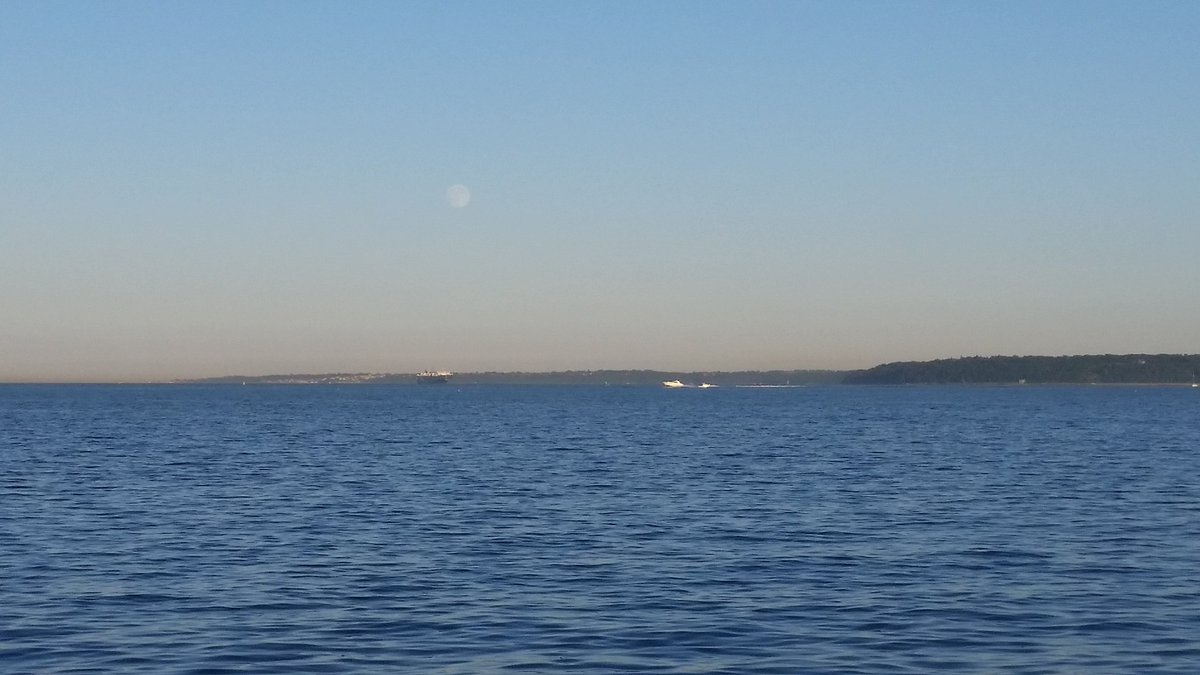 abeano75's tweet photo. Picnic on the beach, watching the sun go down and the moon come up! #checkoutthemoon #lovelyevening #newforestfun https://t.co/w8sHoHTILE