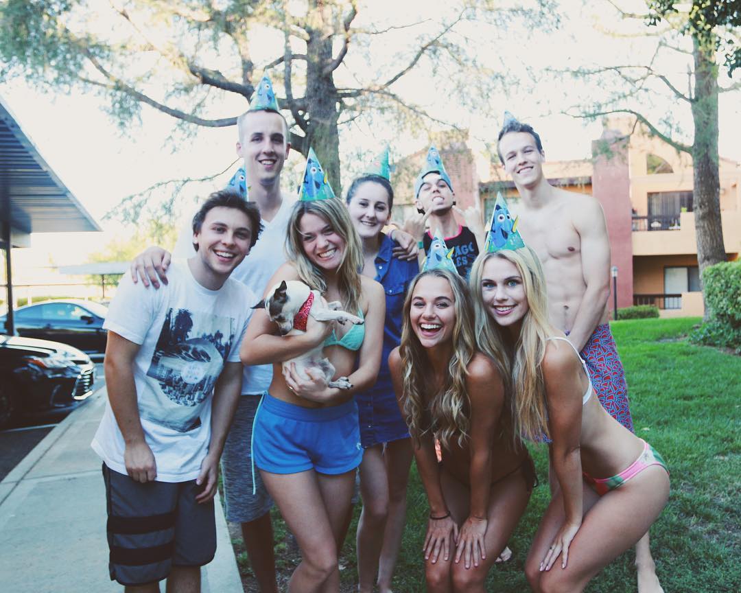 Emblem3Arg's tweet image. Keaton estuvo celebrando su cumpleaños con Tiffany, David y varios amigos, en el día de ayer (17/05).